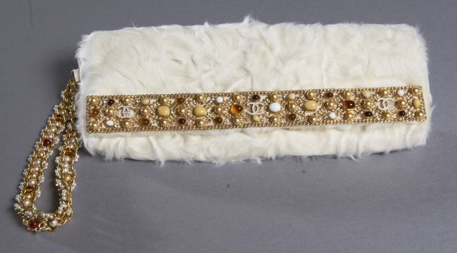 CHANEL Collection Haute Couture! Magnifique pochette blanche en astrakan (breitschwanz), bandeau en métal ajouré entièrement serti de strass et perles d'imitation blanches, ambre, or, rouges et grises et de 3 sigles strassés, anse dragonne en chaîne serti