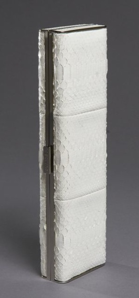 CHANEL Superbe! Pochette minaudière 30cm en python blanc, fermoir palladié avec inscription Chanel (parfait état).