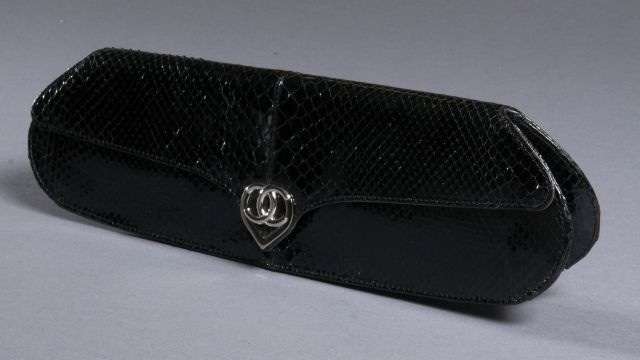 CHANEL Pochette du soir en serpent verni noir avec un fermoir en forme de coeur argenté, siglé (état neuf).