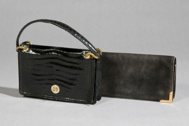 HERMES Paris 24 Fg st Honoré, circa 1955 et 1970 SAC Clio en crocodile porosus noir, poignée agrémentée de tubogaz en métal doré (patine d'usage et petite oxydation). Nous y joignons une POCHETTE rectangulaire à rabat en veau velours marron, coins or (éta