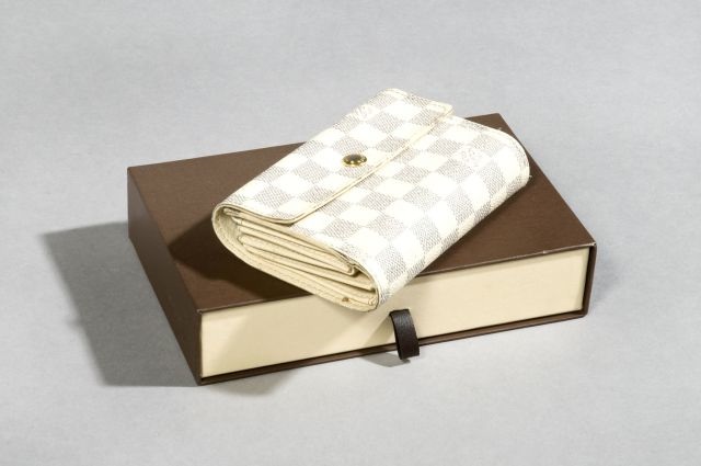 Louis VUITTON PORTEFEUILLE en toile damier beurre frais et bleu (patine d'usage, salissures)