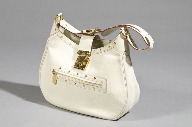 Louis VUITTON (collection Suhali) SAC en cuir grainé beurre frais orné de clous en métal doré, fermoir sur languette, demi anse bandoulière (manque clé, petite salissure)