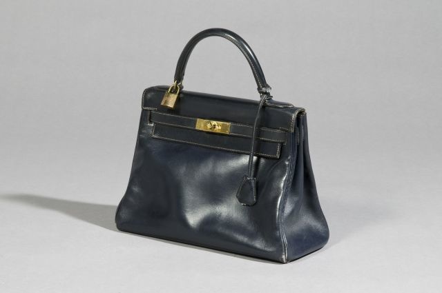 HERMES Paris SAC Kelly (30 cm) en box marine orné de piqûres sellier blanches, cadenas, clés sous clochette (patine d'usage)