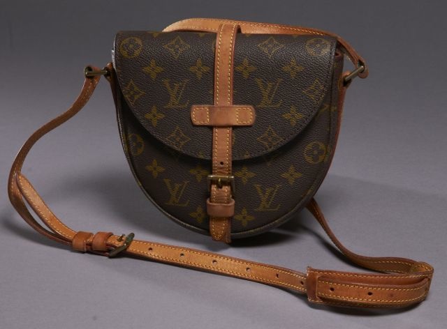 Louis VUITTON Chantilly en toile monogram avec anse bandoulière ajustable. Usure et patine au cuir, fermeture à glissière de la poche intérieure difficile à fermer. État moyen.