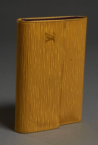 Louis VUITTON Long Porte-feuille en cuir épi jaune avec compartiments pour billets, cartes et porte-monnaie. Petite marque de stylo sur le rabat, très bon état.