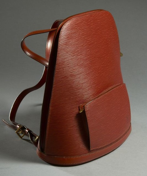 Louis VUITTON Sac à dos en cuir épis brun, bretelles en veau, fermeture éclair en laiton doré sur la longueur, poche extérieure zippée, poche intérieure, intérieur en daim. Mini usure sur la base, trés bon état, cadenas et clés.