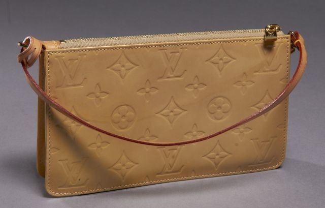 Louis VUITTON Lexington en monogram vernis moutarde. Usures et marques.Très bon état.
