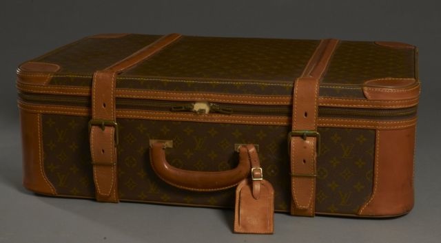 Louis VUITTON valise semi rigide en toile Monogram et cuir naturel. Traces d'usure essentiellement sur le cuir mais bel état général. 46 x 69 x22 cm