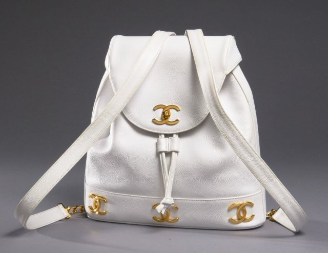 CHANEL, circa 1995 Sac à dos en cuir grainé blanc (très bon état).
