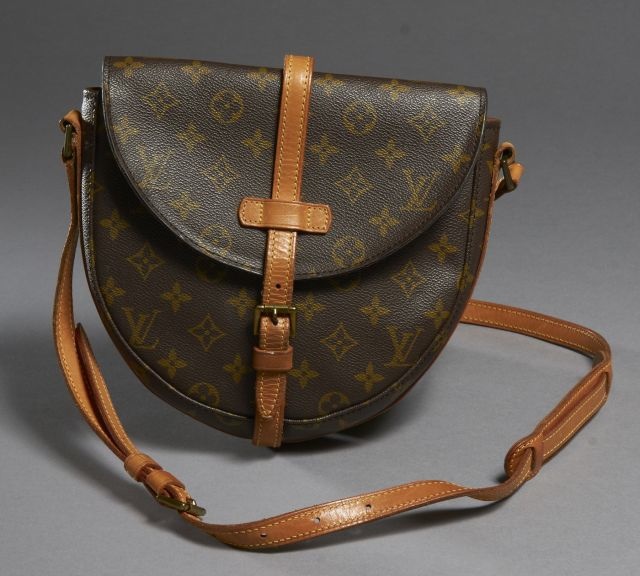 Louis VUITTON Chantilly en toile monogram. Poche intérieure collante sinon en bon état général.