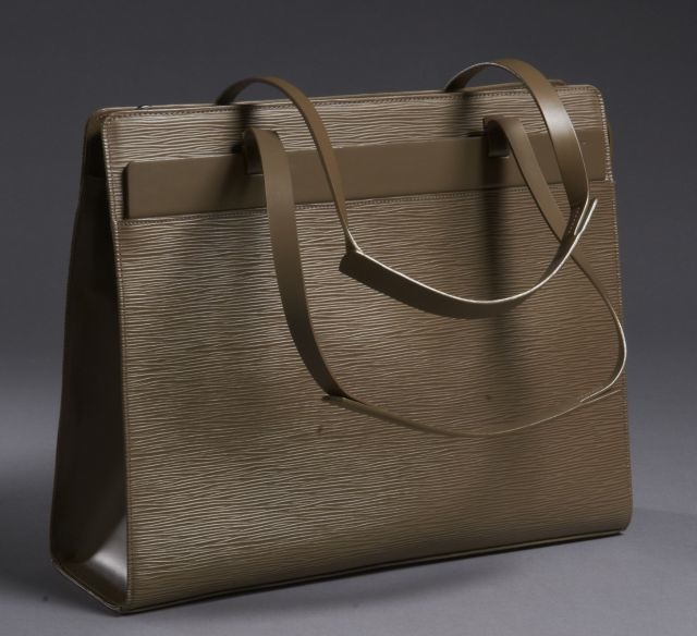 Louis VUITTON Croisette en cuir épi poivre. Excellent état