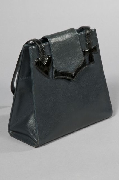 Christian LACROIX CABAS trapézoïdal en cuir grainé gris souris et verni noir, fermoir pression sous languette, double poignée (petite patine d'usage aux coins)