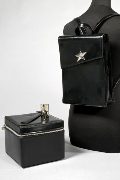 MONTANA, Thierry MUGLER SAC à dos rectangulaire à rabat en cuir verni noir (petite patine d'usage). Nous y joignons un VANITY zippé en cuir noir muni d'une poignée ainsi qu'un VAPORISATEUR de SAC en métal chromé