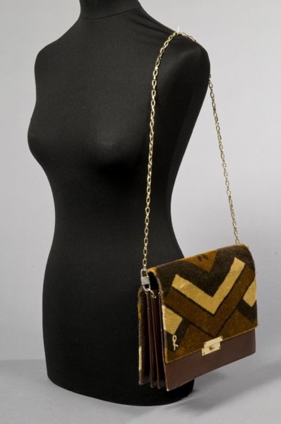 Roberta di CAMERINO, circa 1970 SAC à soufflets en cuir chocolat et velours imprimé à décor géométrique dans les tons praliné, ébène et noisette, rabat agrémenté d'un fermoir en métal doré, anse bandoulière chaîne (petite patine d'usage)