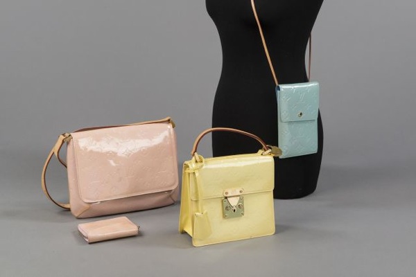 Louis VUITTON LOT en cuir verni monogrammé et cuir naturel comprenant un SAC Thompson Street rose dragée agrémenté d'une anse bandoulière réglable et son PORTEMONNAIE zippé coordonné (décolorations sur cuir), un second SAC Spring Street jaune paille, cade