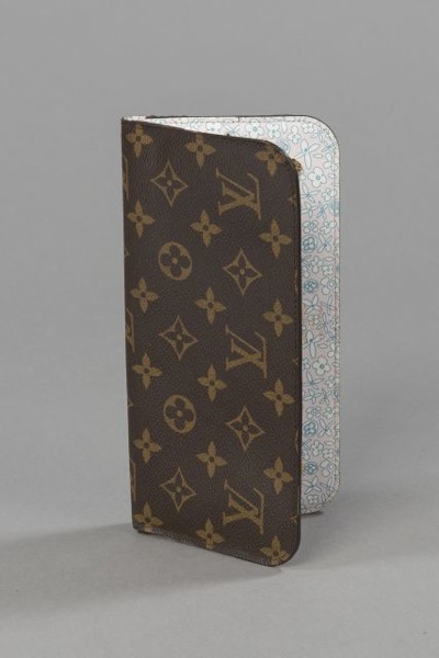 Louis VUITTON PORTEFEUILLE Insolite en toile Monogram, doublure en cuir rose figurant un petit motif floral (très bon état)