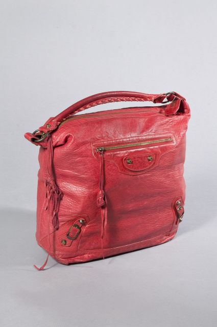 BALENCIAGA SAC Day en cuir rouge, garnitures en laiton (patine d'usage, traits de crayon au dos)