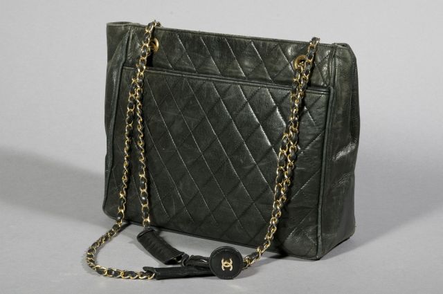 CHANEL CABAS en cuir partielllement matelass