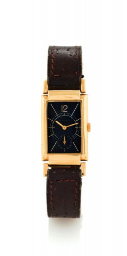 ROLEX, REF 2576, BLACK DIAL.Rolex, case No. 19765, Ref. 2417. Made in the 1940's..Very fine and rare, rectangular curved, 18k yellow gold.wristwatch with mobile lugs and black dial.