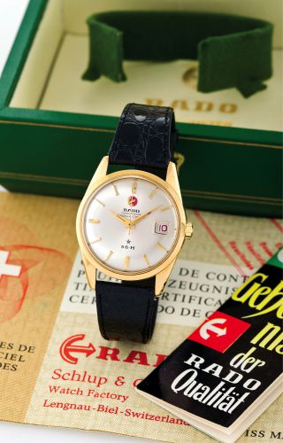 RADO 56H, CHRONOMETER Rado, 56H, Chronometer. Made in 911 examples in 1964..Fine, tonneau-shaped, water-resistant, center-seconds, 18k yellow gold.Chronometer wristwatch with date. Accompanied by the original warranty and.COSC certificate and original fit