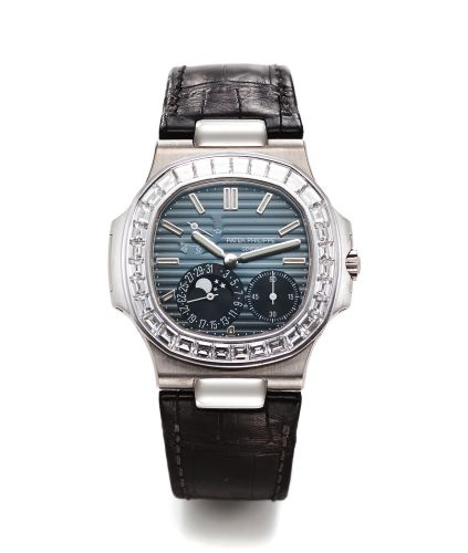 PATEK PHILIPPE REF. 5722 NAUTILUS.BAGUETTE.DIAMOND BEZEL WHITE GOLD.Patek Philippe, Genève, Nautilus, Ref. 5722/G-001. Sold on February 2009..Very fine, rare and elegant, large, cushion-shaped, self-winding, water.resistant, 18K white gold wristwatch with