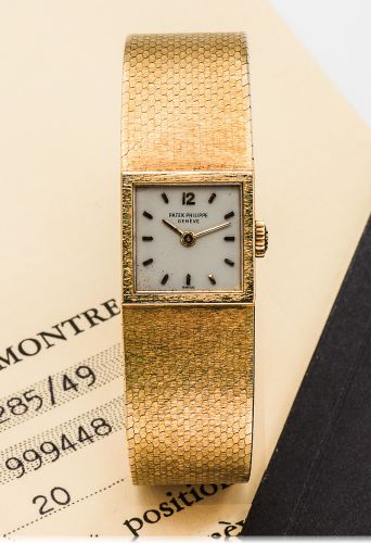PATEK PHILIPPE REF. 3285 SQUARE YELLOW GOLD.Patek Philippe Cie, Genève, No. 999448, Ref. 3285 / 49..Made circa 1970s..Fine, square, hand-winding, 18K yellow gold lady's wristwatch with an integrated 18K yellow gold Patek Philippe linen-textured.bracelet