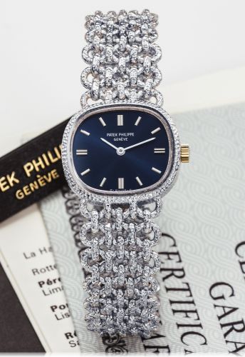 PATEK PHILIPPE REF. 4133/1 WHITE GOLD.Patek Philippe, Genève, No. 1276089, case No. 2746399.Ref. 4133/1. Made circa 1970s..Very fine and elegant, oval, hand-winding, 18K white gold lady's.wristwatch.18K white gold hammered and twisted integrated.Patek Phi