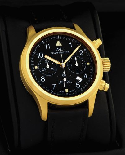 IWC FLIEGERCHRONOGRAPH.International Watch Co., Schaffhau-sen, Der Fliegerchronograph.Ref. 3740. Made circa 1990..Fine, water-resistant, 18K yellow gold quartz wristwatch with round.button chronograph, registers, date and an 18K yellow gold IWC.buckle. Ac