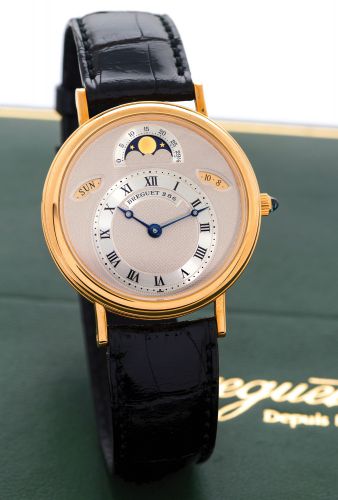 BREGUET REF. 3337 YELLOW GOLD QUANTIEME.Breguet Quantième, Ref. 3337, No. 286. Made in the 1990s..Very fine self-winding, 18K yellow gold wristwatch with day, date.moon phases and lunar calendar with an 18K yellow gold Breguet.buckle. Accompanied by a Bre
