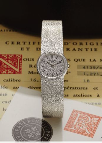 PATEK PHILIPPE REF. 4139 WHITE GOLD.Patek Philippe Cie, Genève, No. 1271063, case No. 2746880.Ref. 4139/1. Made in 1977..Fine, 18K white gold lady's wristwatch with an integral 18K white.gold Patek Philippe textured mesh bracelet. Accompanied by the.ori