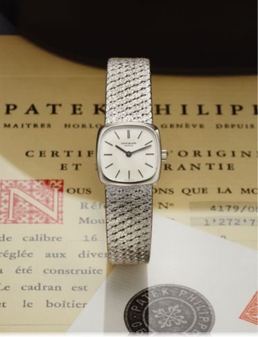 PATEK PHILIPPE REF. 4179 WHITE GOLD.Patek Philippe Cie, Genève, No. 1272759, case No. 2752375.Ref. 4179/1. Made in 1977..Fine, cushion-shaped, 18K white gold lady's wristwatch with an.integral 18K white gold Patek Philippe textured mesh bracelet..Accomp