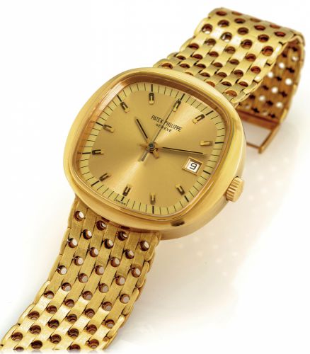 PATEK PHILIPPE REF. 3587.BETA 21 QUARTZ YELLOW GOLD.Patek Philippe, Genève, No. 5886, case No. 2699708.Ref. 3587/2. Made circa 1971..Fine, rare and unusual, center seconds, large, cushion- shaped.18K yellow gold quartz wristwatch with date and an integral
