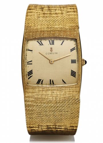 CORUM REF. 8521 BUCKINGHAM YELLOW GOLD.Corum, Buckingham, No. 67349, case No. 57121.Ref. 8521. Made in the 1980s..Fine, cushion-shaped, 18K yellow gold wristwatch with a.wide integrated 18K yellow gold textured Corum bracelet..Accompanied by a fitted box.
