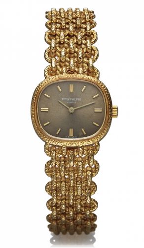 PATEK PHILIPPE REF. 4133/1 YELLOW GOLD.Patek Philippe, Genève, No. 1272019, case No. 2746317.Ref. 4133/1. Made in the 1970s..Very fine and elegant, oval, hand-winding, 18K yellow.gold lady's wristwatch with an 18K yellow gold hammered.integral Patek Phili