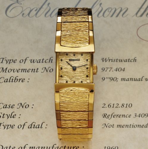 PATEK PHILIPPE REF. 3409 YELLOW GOLD.Patek Philippe, movement No. 977404, case No. 2612810, Ref. 3409. Made in 1960..Fine, unusual and rare, rectangular, curved, 18K yellow gold wristwatch with onyx-set dial, bark-finished and.polished yellow gold Patek P