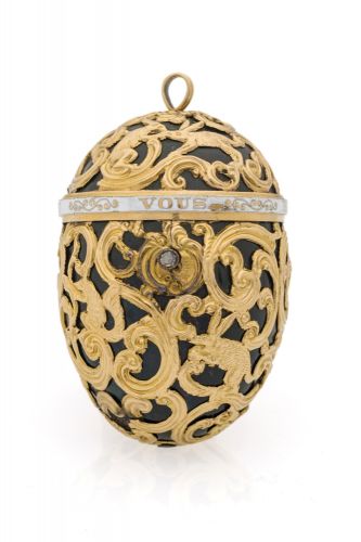 DIEU VOUS BENIT Lepine a Paris,. Made circa 1790. Very fine and rare, 18K gold, enamel and bloodstone rococo style egg-form pendant watch.