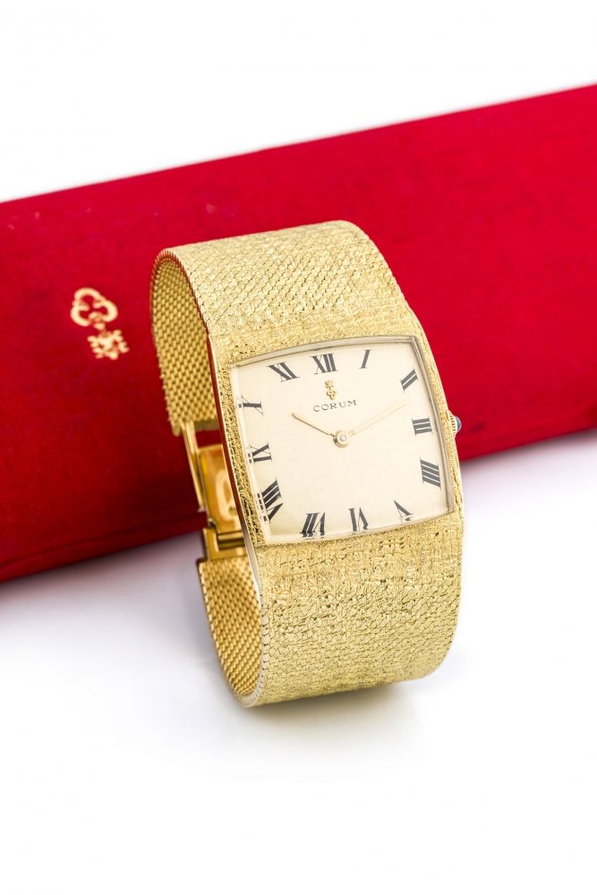 CORUM BUCKINGHAM A fine, manual wind, 18k yellow gold wristwatch with integrated Corum 18k yellow gold bracelet.