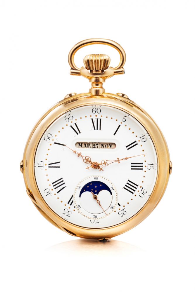 A. DUPONT LINEAR TRIPLE DATE SO-CALLED “AMERICAN CALENDAR”, MOON PHASES. “CHRONOMÈTRE”. 18K YELLOW GOLD