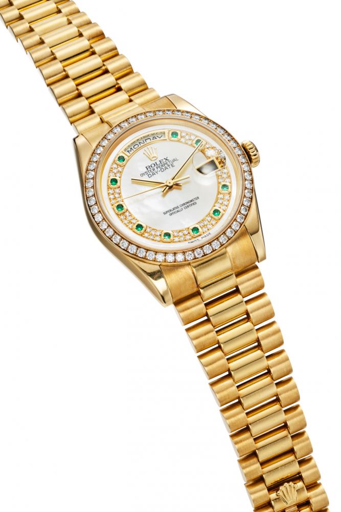 ROLEX REF. 118348, DAY DATE 18K YELLOW GOLD, MOTHER OF PEARL, DIAMOND AND EMERALD