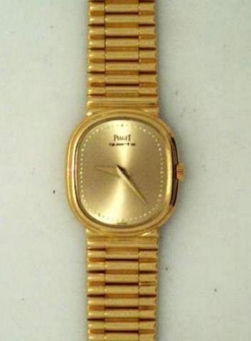 Piaget, Ref. 393851. Produced in the 1970's..Fine and elegant, oval, 18K yellow gold lady's quartz wristwatch with an 18K yellow gold Piaget cylindrical link bracelet and deployant clasp.