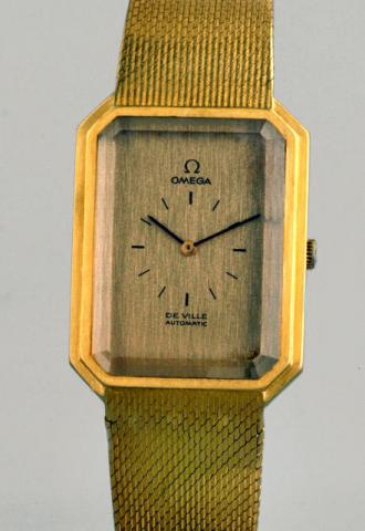 Omega, De Ville Automatic, Ref. 8326. Produced in the 1960's.Fine, rectangular, self-winding, 18K yellow gold gentleman's wristwatch with an integrated, 18K yellow gold textured Omega bracelet and clasp.