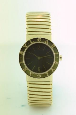Bulgari, Ref. BB 26 2T. Produced in the 1990's.Fine, water-resistant, 18K yellow gold lady's quartz wristwatch with an integrated 18K yellow gold Bulgari 'Tubogas' bangle bracelet.