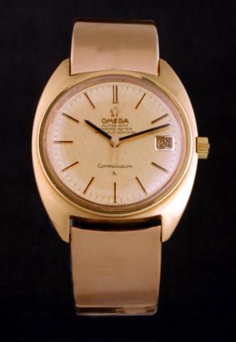 Omega, Automatic, Chronometer, Officially Certified Constellation, Ref. 168009. Produced in the 1970s.Very fine, tonneau-shaped, center-seconds, self-winding, water-resistant, 18K pink gold gentleman's wristwatch with date and an 18K pink gold Omega bangl