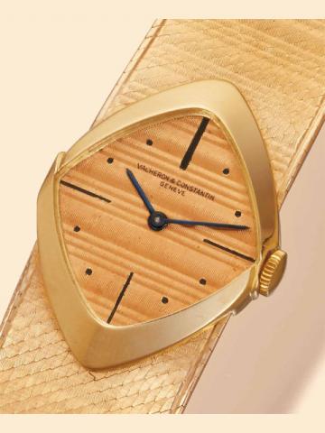Vacheron Constantin, Geneve, No. 555688, Ref. 6657, case No. 385296, designed by Ponti Gennari. Made in 1961. Very fine and extremely rare, lozenge-shaped, 18K yellow gold gentleman's wristwatch with a linen textured 18K guilloch_ yellow gold integrated