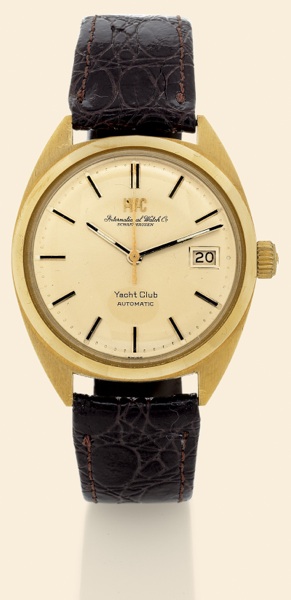 Yacht Club.International Watch Co..Schaffhausen, Yacht Club.Automatic, Ref. R 811 A. Made in the.1980s..Fine and rare, tonneau-shaped, centerseconds.self-winding, water-resistant.18K yellow gold gentleman's wristwatch.with date.