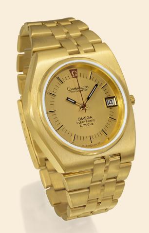 Yellow Gold D-Case.Omega, Constellation, Electronic f 300 Hz, Chronometer.No. 32842314, Ref. BA 198.0004. Made.in 1973..Very fine and rare, asymmetric, center seconds, waterresistant.18K yellow gold quartz chronometer wristwatch.with D-Case, date and an 1