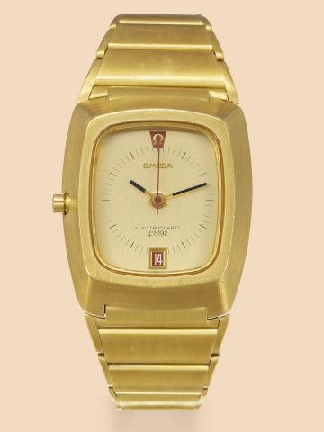 Yellow Gold Pupitre Electroquartz f8192.Red Date.Omega, Electroquartz, f8192 Hz, No..00001136, Ref. BA 196.005. Made in 1970..Fine and very rare, rectangular, pupitre, water-resistant.18K yellow gold asymmetric wristwatch with red date and an.18K yellow g