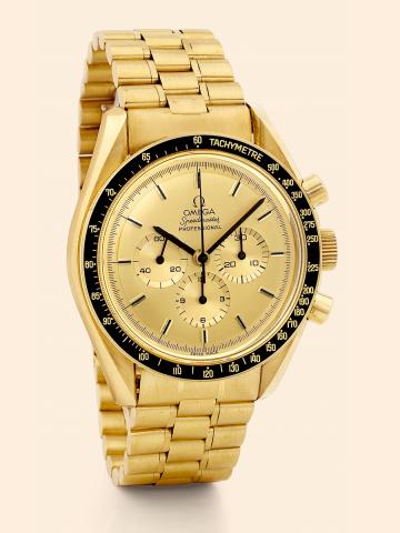 Apollo XI.Omega, Speedmaster Professional - Apollo.XI, Ref. 345.08.02. Made in the late 1990s..Very fine, 18K yellow gold wristwatch with round button.chronograph, registers, tachometer, black bezel and 18K.yellow gold Omega bracelet with concealed deploy