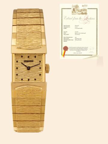 Yellow Gold 3409.Patek Philippe, movement No. 977404.case No. 2612810, Ref. 3409. Made in.1960, sold on December 6th 1960..Fine, unusual and rare, rectangular, curved, 18K yellow gold.wristwatch with onyx-set dial, and hammered and polished.yellow gold Pa