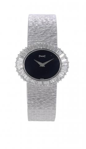 Piaget, movement No. 768711.case No. 274725, Ref. 9323A6..Made in the 1970s..Very fine and elegant, horizontal oval, 18K.white gold and diamond lady